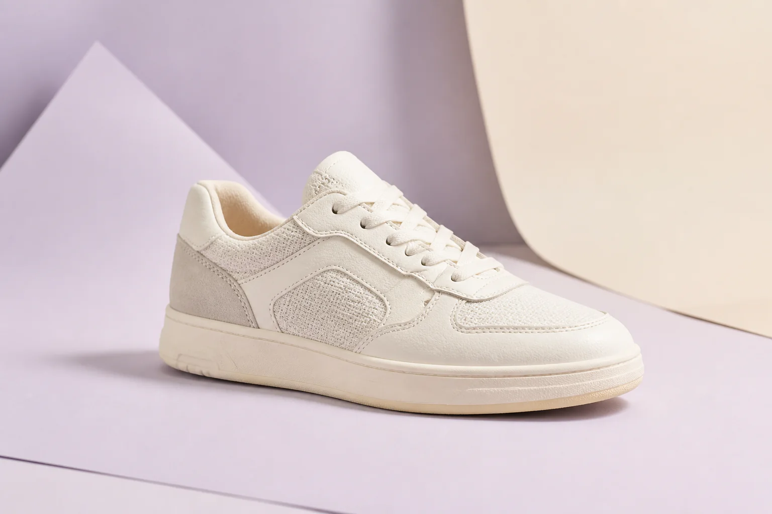 Jasny sneaker o neutralnym wzornictwie w nowoczesnej aranżacji