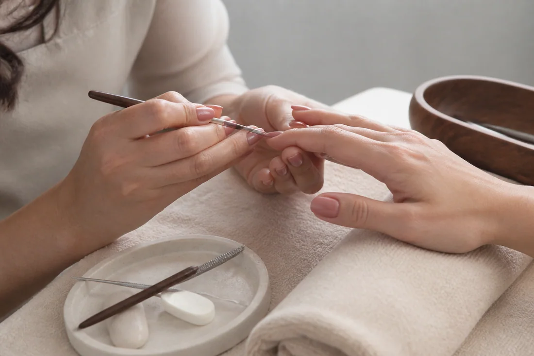 Manicure wykonywany przy profesjonalnym stanowisku